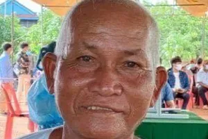 Ông Hun Sen tặng tiền cho người tiêm mũi vaccine thứ năm triệu ở Campuchia