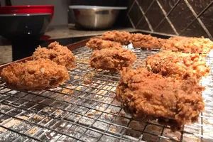 Một người gốc Việt bị bắt vì đốt rác để… hâm nóng gà rán