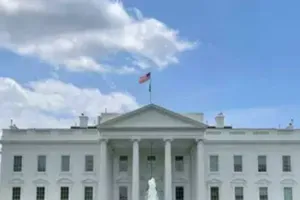 Quan chức Nhà Trắng nhiễm COVID-19 dù đã tiêm vaccine