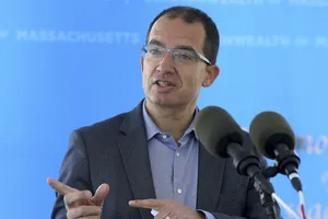 CEO Moderna nói vaccine của họ có thể được duyệt cho trẻ em 'vài tuần nữa'