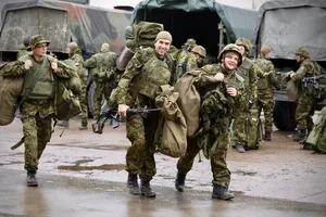 Estonia tập trận chớp nhoáng, lắp hàng rào thép gai dọc biên giới với Nga