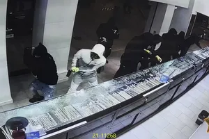 VIDEO: 'Ninja' táo tợn dùng búa cướp cửa hàng nữ trang ở Mỹ