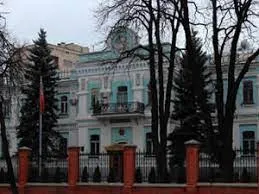 Sứ quán Trung Quốc ở Ukraine khuyến cáo công dân dán cờ trên xe khi ra ngoài