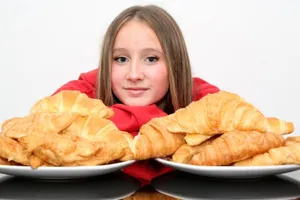 Cô bé người Anh chỉ ăn bánh sừng bò và mì ống suốt 10 năm