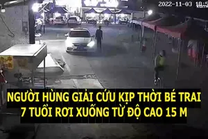 VIDEO: Người qua đường cứu bé trai rơi từ độ cao 15 mét
