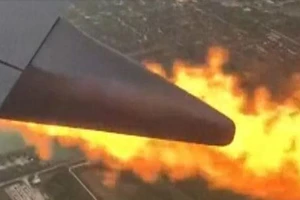 VIDEO: Hoảng hồn động cơ máy bay bốc cháy giữa không trung