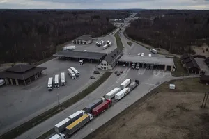 Latvia, Lithuania cấm người lái ô tô đăng ký ở Nga nhập cảnh