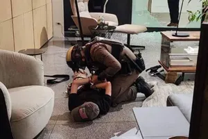 VIDEO: Bắt giữ nghi phạm 14 tuổi xả súng tại trung tâm thương mại Bangkok