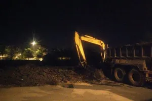  Biết nguồn phát tán mùi hôi, hết cấm chở bùn về đêm