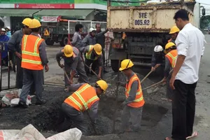 10 ngày, chưa rõ nguyên nhân gây lún đường, sụp xe buýt