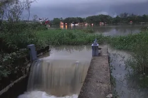 TP.HCM: Đê bao trăm tỉ không ngăn được triều cường