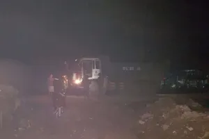 Cảnh sát môi trường bắt nhiều xe đổ bùn thải trong đêm