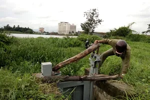 Nước lên cao, phải canh chừng cống ngăn triều ở Sài Gòn