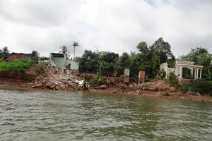 Nhà cửa tan hoang bên dòng sông mỏ cát
