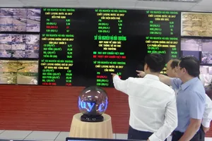 Dân SG nhìn bảng điện tử để biết ô nhiễm môi trường