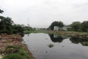 Tự nhấn chìm sà lan trên kênh ở Sài Gòn