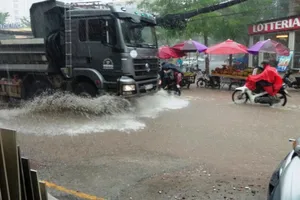 Đường mới chống ngập lại ngập như sông