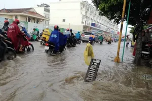 Sài Gòn lại mưa xối xả, có nơi ngập gần 1 m