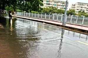 Đường bên kênh Nhiêu Lộc - Thị Nghè bất ngờ bị ngập