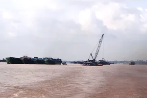 Nạo vét luồng nhưng 'chăm chăm' lấy cát