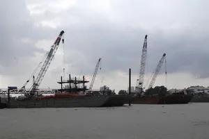 Hai xác tàu vô chủ làm khó dự án ngăn triều 10.000 tỉ