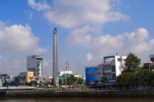 Giải mã hai tháp cao vút ở hai đầu Sài Gòn