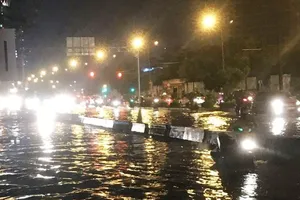 Sau cơn mưa to, nhiều ôtô chết máy vì ngập nước 