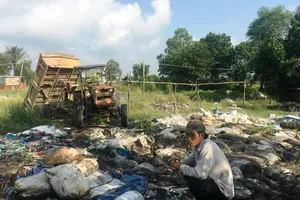 Công ty giao chất thải cho người chuyên đổ bậy