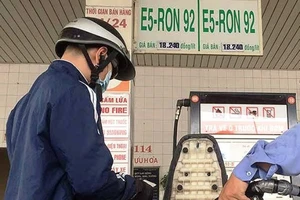 Điều khiển từ xa ăn gian xăng bơm cho khách