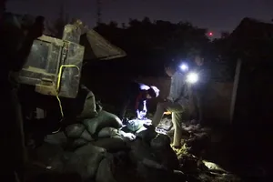 Truy bắt xe đổ bùn thải trong đêm