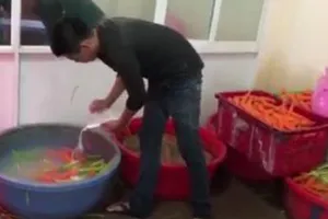 Phát hiện cả tấn cà rốt được 'làm đẹp' bằng hóa chất ở TP.HCM