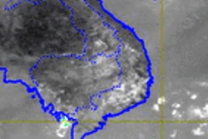 Sài Gòn nắng gắt xuất hiện mưa rào trái mùa