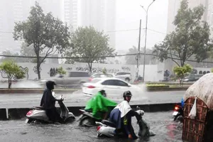 Mới mưa đầu mùa, nhiều đường ở TP.HCM ngập sâu 