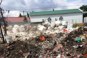  Cảnh sát bắt điểm đốt chất thải chui ở huyện Bình Chánh