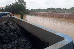  Cảnh sát bắt sà lan chở hàng chục tấn bùn đổ bậy 