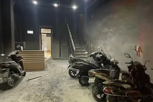 Giải cứu 2 người khỏi căn nhà bốc cháy ở Đà Nẵng