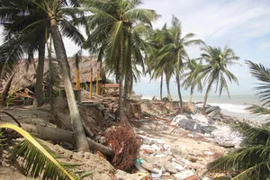 Bị sóng mạnh, bờ biển Cửa Đại sạt lở nghiêm trọng sau bão số 4 