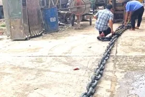 Hai anh em trộm xích neo tàu chống bão