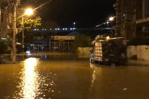 Triều cường, sóng làm ngập một số khu dân cư ở Đà Nẵng