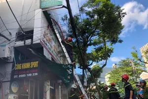 Shop quần áo thể thao cháy dữ dội vào sáng sớm