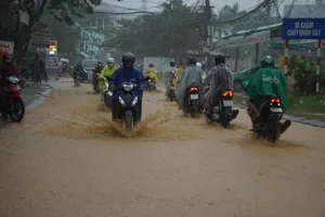 Mưa lớn, nhiều tuyến đường Đà Nẵng lại ngập nặng