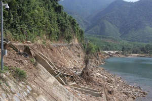 Đà Nẵng: Đường ĐT 601 vừa thảm nhựa nhưng vẫn bị nứt, lún sâu sau 2 trận bão