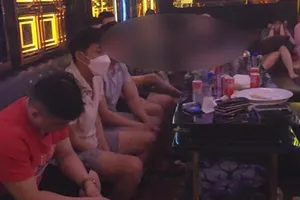 Quản lý quán karaoke cho khách sử dụng ma tuý bị bắt