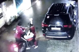 Vờ hỏi đường để giật bay dây chuyền 1 phụ nữ đi bộ