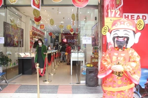 Người dân Đà Nẵng kéo nhau đi mua vàng ngày vía Thần Tài