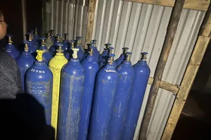 Công an Đà Nẵng thu giữ hơn 100 bình khí cười 