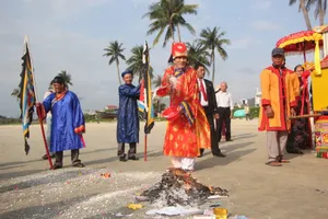 Ngư dân vùng biển rộn ràng với lễ hội Cầu ngư