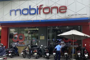 Đà Nẵng: Khách hàng ùn ùn đi cập nhật thông tin vì sợ khoá thuê bao