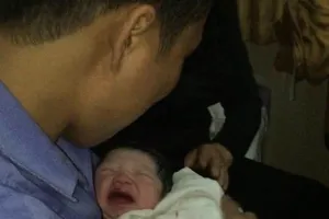 Trưởng tàu SE8 ba lần hỗ trợ đỡ đẻ cho khách đi tàu