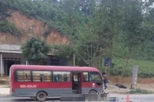 Xe khách lấn làn đâm vào xe máy làm hai người tử vong